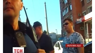 З'явилося відео, як водій Bentley «засівав» поліцейських доларами