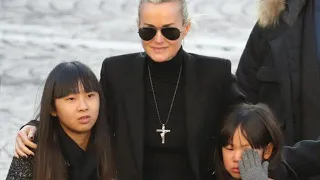 Laeticia Hallyday émue aux larmes, chante sur la tombe de Johnny avec ses filles Jade et Joy