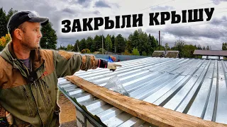 Закрыли крышу профилем, начинаем утеплять стены пеноплэксом.