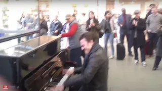 Pro pianist draws a crowd from nowhere