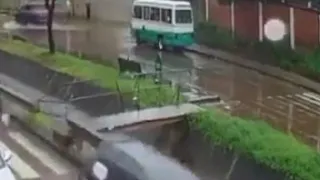 Scende di corsa dal pullman e guardate che succede!!!