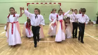 Zespół Tęcza ze Szkoły Podstawowej Nr 4 prezentuje Poloneza