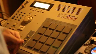 Playing MPC 2000  (90s Hip Hop)