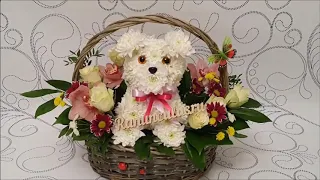 Собака из живых цветов в корзинке