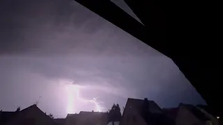 Schwere Gewitter Lage mit zum teil Extrem Negativ und Stark positiv Geladenen Erdblitzen am 15.07.23