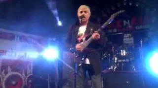 Ali Azmat performing PAPPU YAAR at Karachi Rock and Raag 30 Dec 2011