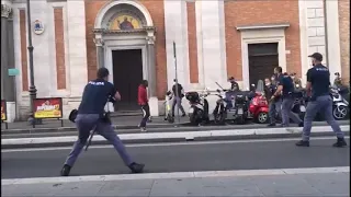 Roma, immigrato armato di coltello alla stazione Termini: polizia spara per fermarlo