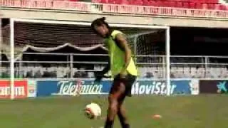 Ronaldinho Skill getting the ball to hit the crossbar