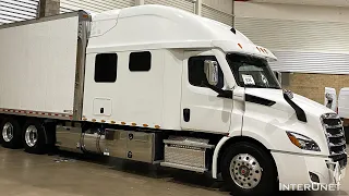 Freightliner Cascadia Extended Sleeper with Bathroom and Kitchen Long Haul Daimler Expedite Truck