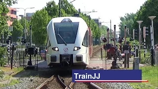 ▶ 4K Dutch Railway Crossing closing for arriving Arriva GTW Spurt 312 at Leeuwarden Station | AHOB