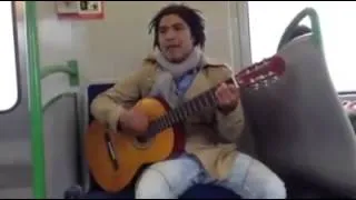 Gran artista cantando en Metro Valparaíso