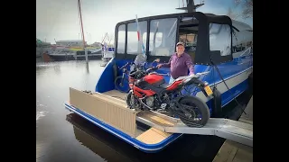 Motorfiets aan boord van jacht