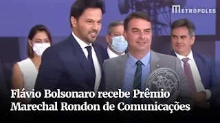 Flávio Bolsonaro recebe Prêmio Marechal Rondon de Comunicações