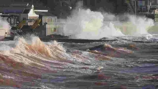 Monster waves test Dawlish new sea defences, Dramatic scenes in 4k.