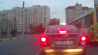 Маршрутка едет по встречной полосе в Воронеже