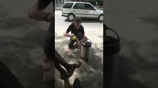 Du jamais vue a saly  un toubab qui vend du café touba