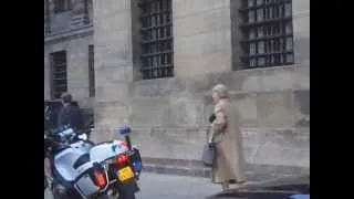 de hofdame van de koningin bij het vertrek uit het paleis bij de dam