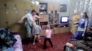 Дед танцует с внуками
