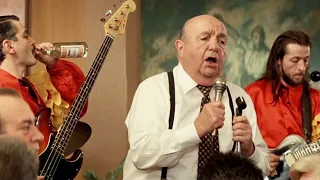 Twist again à Moscou - Bernard Blier chante en russe (extrait du film)