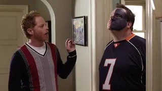 Modern Family 1x05 - Mitchell takes interest in football