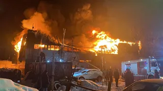 Автосервис сгорел дотла в Москве. Спасатели успели достать из-под огня трех человек