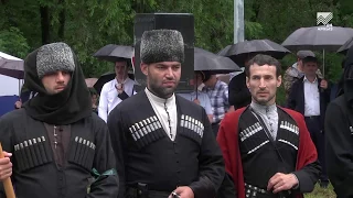 Четыре километра под дождем прошли в Черкесске сотни людей в память о жертвах Кавказской войны