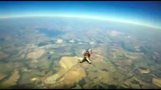 Vídeo mostra salto de paraquedista que morreu ao ser atropelado por carreta em rodovia