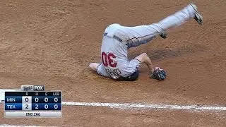 MIN@TEX: Correia makes a nice play, takes a tumble