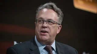 Fed’s Williams Says No Urgency to Cut Interest Rates