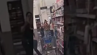 Mujer en Walmart rompe licor……Woman at Walmart breaks liquor