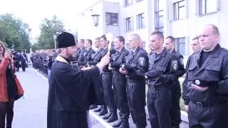 Батюшка благославляет бойцов батальйона МВД Винница