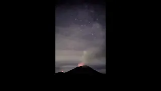 Timelapse of Mexican volcano spewing ashes