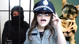 MARINA FINGE BRINCAR DE SER POLICIAL E PRENDE VILÃ 2 🚓 KIDS PRETEND PLAY WITH POLICE COSTUME