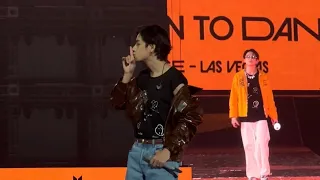 220409 Taehyung gives ARMY bomb to fan during the wave BTS Fancam Permission to Dance PTD Las Vegas