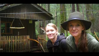 🌳🏡🌲Forest hut 🦊 #21 Land under! Overnight in heavy rain with Special Guest Sandra🌧️​Barbecue & more!