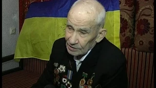 Ветеран Другої Світової війни Володимир Сербський приймає вітання у День Перемоги від воїнів АТО
