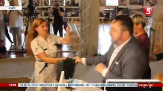 Бійка в Раді: активістка Ірма Крат накинулася з кулаками і торбою на Потураєва / включення