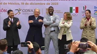 Momento en que el presidente se toma la foto con Randy Arozarena.