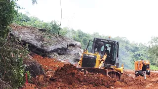 Bulldozer Mountain Super Strong Power Pushing Dirt Stone Dump Truck Moving Dirt Stone