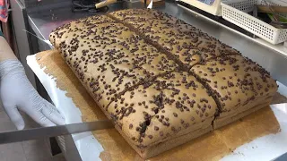 Great King Choco Castella! 서울에 남아 있는 대왕 카스테라! 달콤함과 촉촉함의 끝판왕, 라오제 초코 대왕 카스테라! /Korean street food