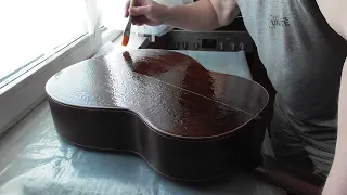 Покрытие гитар кистью лаком(видео №1026).