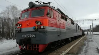 Электровоз ВЛ80С-2744 с грузовым поездом