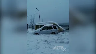 Автомобили уходят под воду в Холмске - 2