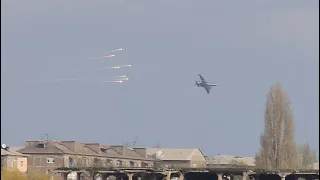 The passage of a pair of Su-25 attack aircraft at extremely low altitude in the sky of Donbas.