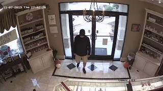 Raw Video: Thief steals $10,000 in jewelry after distracting sales clerk