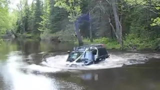 Toyota FJ Cruiser поплыла по реке