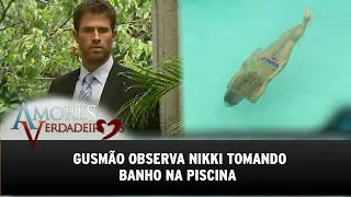 Amores Verdadeiros - Gusmão observa Nikki tomando banho na piscina