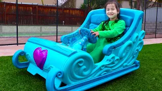 Jannie juega con TRINEO Elsa de Disney Frozen  | Video de juguetes para niños