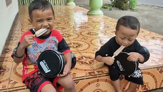 Hafizd belajar Darbuka bareng om Ahsan !!