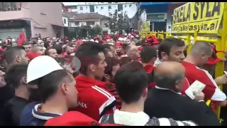 Shqipëri- Serbi, tifozët kuqezi në pritje për të hyrë në stadiumin "Elbasan Arena"- Ora News